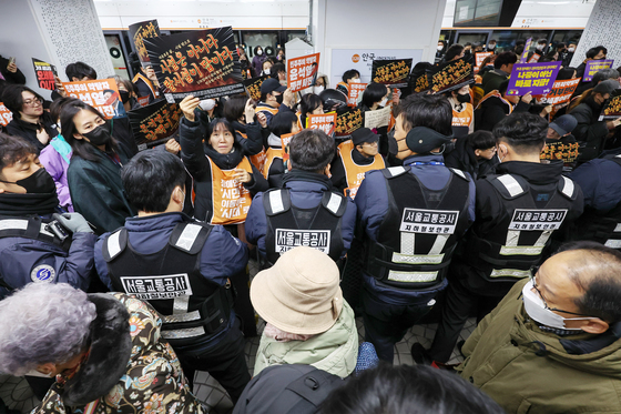 출근길 전장연 시위…지하철 4·5호선 최대 55분 지연 운행 (종합2보)