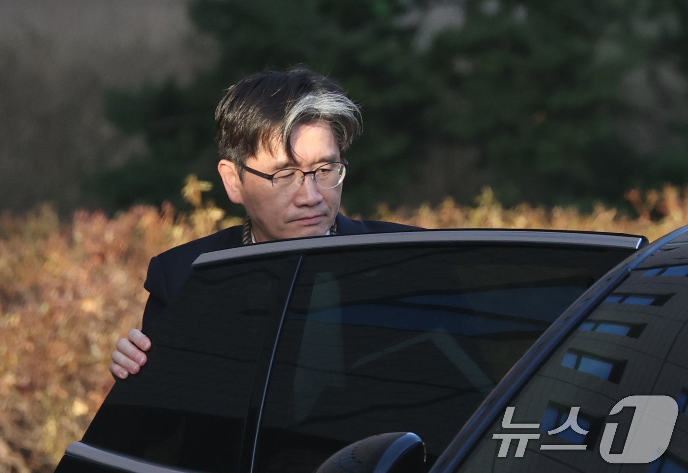 본문 이미지 - 오동운 공수처장이 2일 오전 경기 과천시 정부과천청사 고위공직자범죄수사처로 출근하고 있다. 2025.1.2/뉴스1 ⓒ News1 김영운 기자