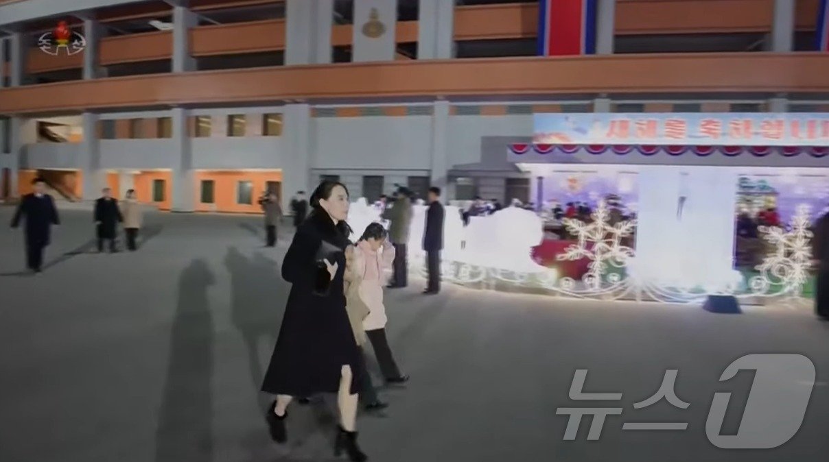 본문 이미지 - 조선중앙TV는 지난 1일 2025년을 맞으며 진행된 '경축공연' 영상을 보도했다. 김정은 노동당 총비서의 동생 김여정 당 부부장이 자녀로 추정되는 아이들의 손을 잡고 행사장에 들어서고 있다.(조선중앙TV 갈무리)