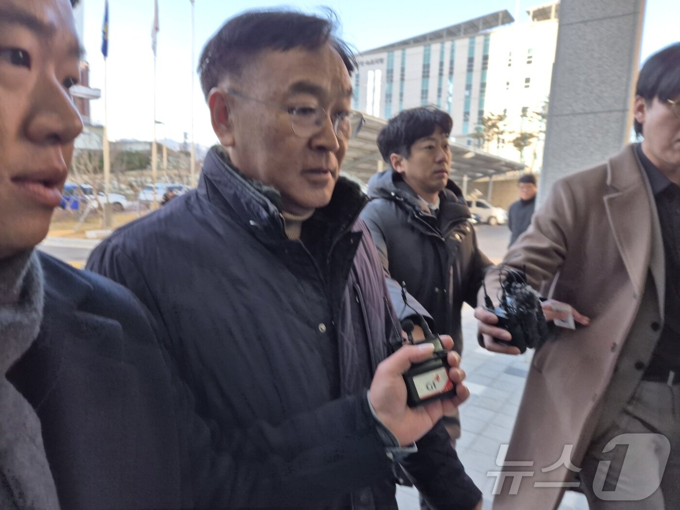 본문 이미지 - 여성민원인을 상대로 한 성비위와 금품수수 등의 의혹을 받는 김진하 양양군수.&#40;뉴스1 DB&#41; ⓒ News1 윤왕근 기자