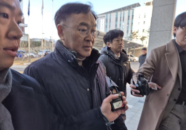 '민원인 추행·뇌물수수' 김진하 양양군수 2심 선고…1심 실형 유지될까