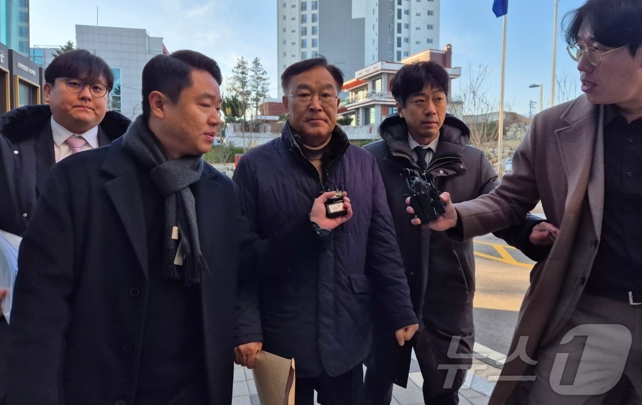 (속초=뉴스1) 윤왕근 기자 = 여성민원인을 상대로 한 성비위와 금품수수 등의 의혹을 받는 김진하 양양군수가 2일 구속 전 피의자 심문(영장실질심사)을 받기 위해 춘천지법 속초지원 …