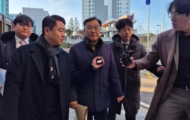 '성비위·뇌물수수' 김진하 양양군수, 항소심 내년 1월로 연기