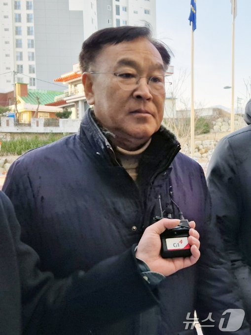 본문 이미지 - 여성민원인을 상대로 한 성비위와 금품수수 등의 의혹을 받는 김진하 양양군수가 지난달 2일 구속 전 피의자 심문&#40;영장실질심사&#41;을 받기 위해 춘천지법 속초지원에 들어서고 있다. 2025.1.2/뉴스1 ⓒ News1 윤왕근 기자