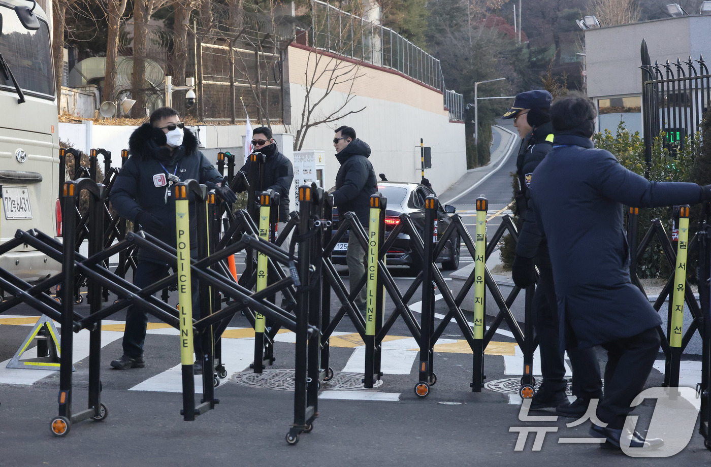 (서울=뉴스1) 박세연 기자 = 2일 서울 용산구 윤석열 대통령 관저로 차량이 들어서고 있다.공수처는 '12·3 비상계엄 사태'로 내란 혐의를 받는 윤석열 대통령 체포영장을 유효기 …