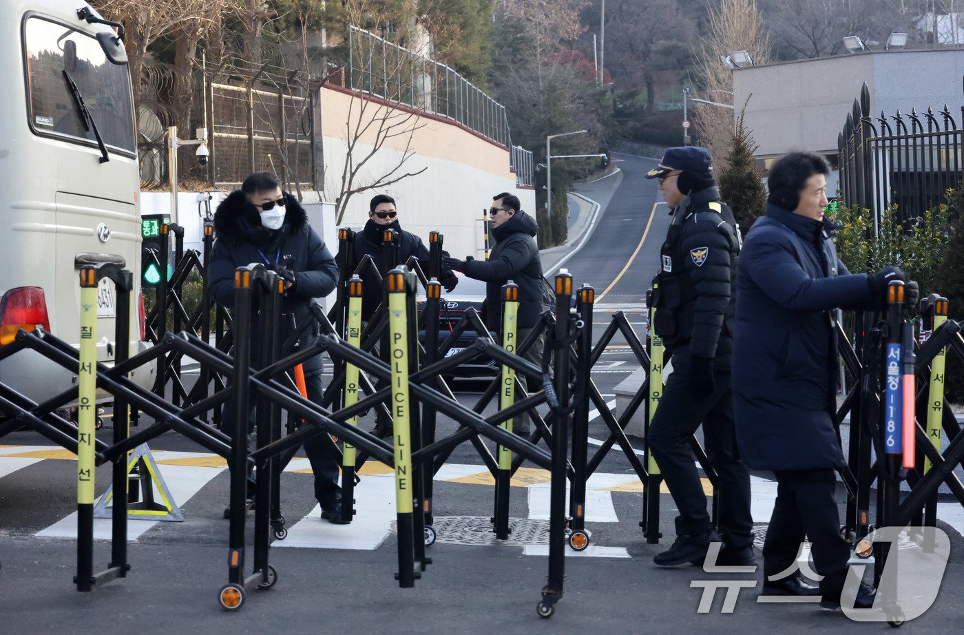 2일 서울 용산구 윤석열 대통령 관저로 차량이 들어서고 있다. 2025.1.2/뉴스1 ⓒ News1 박세연 기자