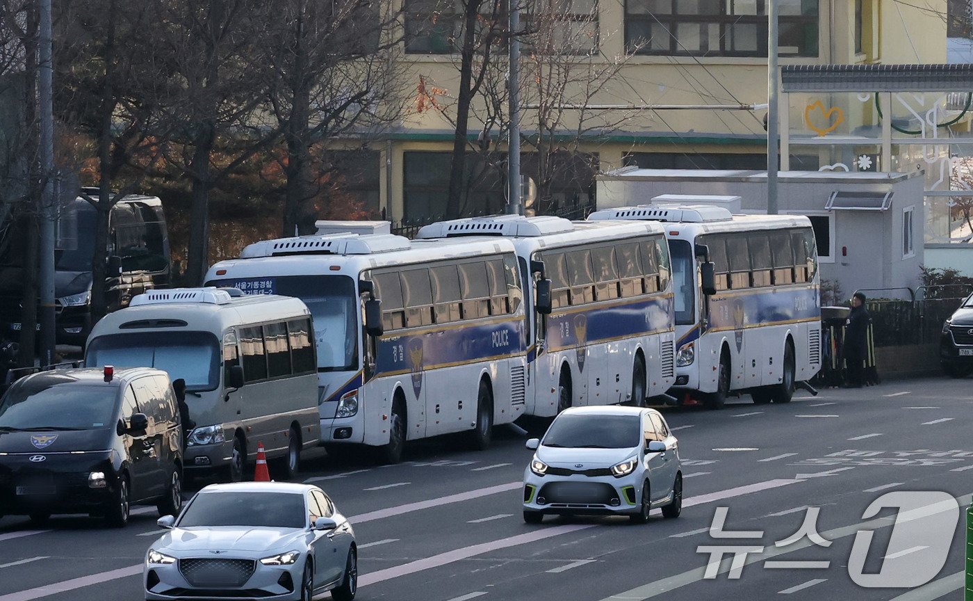 본문 이미지 - 2일 서울 용산구 윤석열 대통령 관저 입구가 통제 되고 있다. 2025.1.2/뉴스1 ⓒ News1 박세연 기자