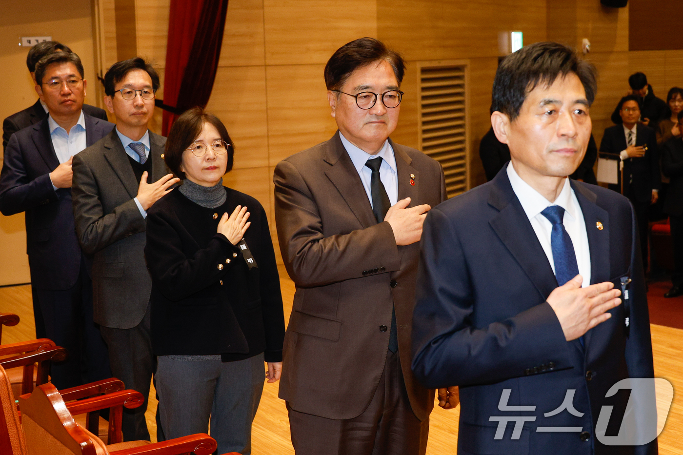 (서울=뉴스1) 안은나 기자 = 우원식 국회의장, 김민기 사무총장을 비롯한 참석자들이 2일 오전 서울 여의도 국회의원회관에서 열린 2025년도 시무식에 참석해 국기에 대한 경례를 …