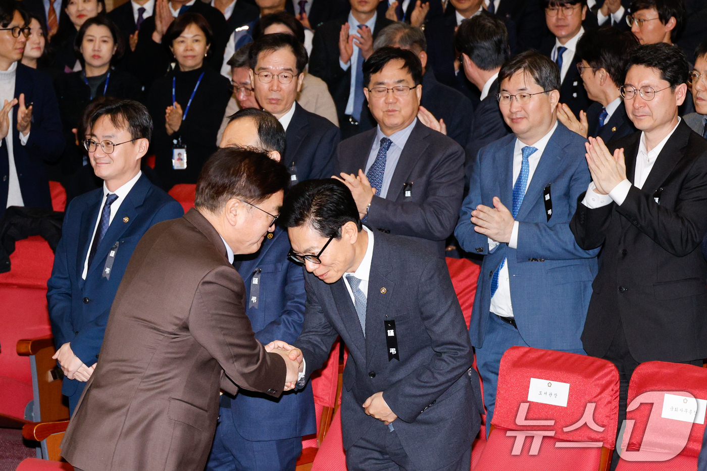 (서울=뉴스1) 안은나 기자 = 우원식 국회의장이 2일 오전 서울 여의도 국회의원회관에서 열린 2025년도 시무식에 입장하며 이명우 국회도서관장과 악수하고 있다. 2025.1.2/ …