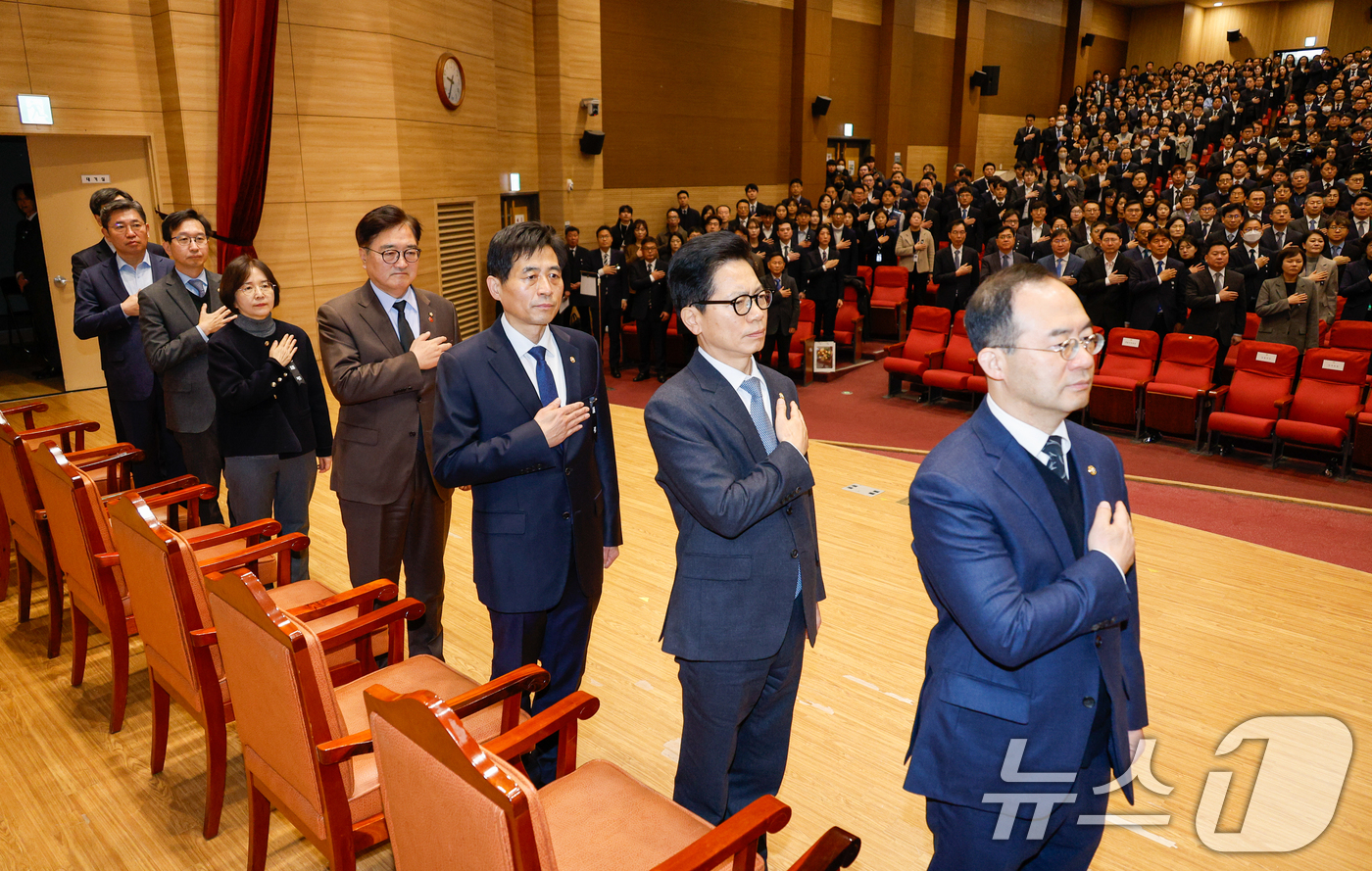 (서울=뉴스1) 안은나 기자 = 우원식 국회의장, 김민기 사무총장을 비롯한 참석자들이 2일 오전 서울 여의도 국회의원회관에서 열린 2025년도 시무식에 참석해 국기에 대한 경례를 …