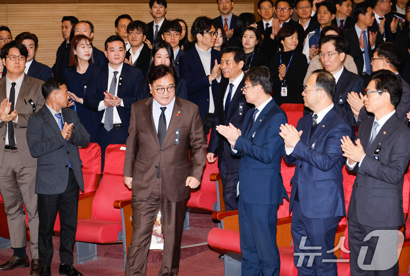 (서울=뉴스1) 안은나 기자 = 우원식 국회의장이 2일 오전 서울 여의도 국회의원회관에서 열린 2025년도 시무식에 입장하고 있다. 2025.1.2/뉴스1