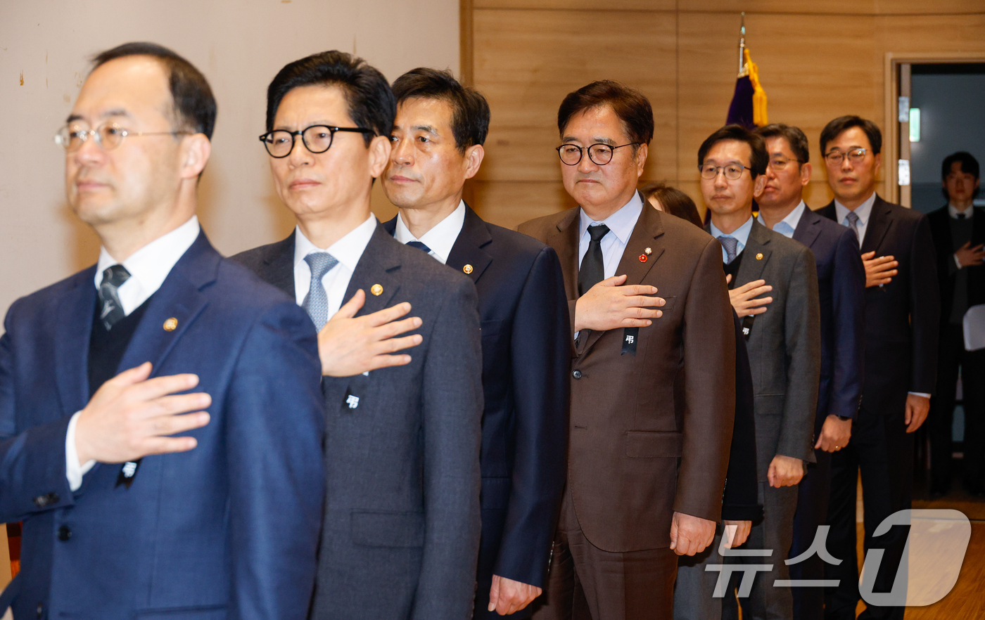 (서울=뉴스1) 안은나 기자 = 우원식 국회의장, 김민기 사무총장을 비롯한 참석자들이 2일 오전 서울 여의도 국회의원회관에서 열린 2025년도 시무식에 참석해 국기에 대한 경례를 …
