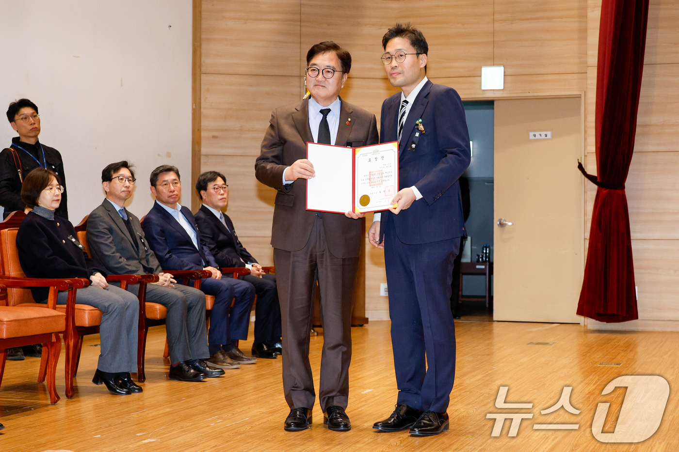 (서울=뉴스1) 안은나 기자 = 우원식 국회의장이 2일 오전 서울 여의도 국회의원회관에서 열린 2025년도 시무식에서 배승환 서기관에게 표창장을 수여하고 있다. 2025.1.2/뉴 …