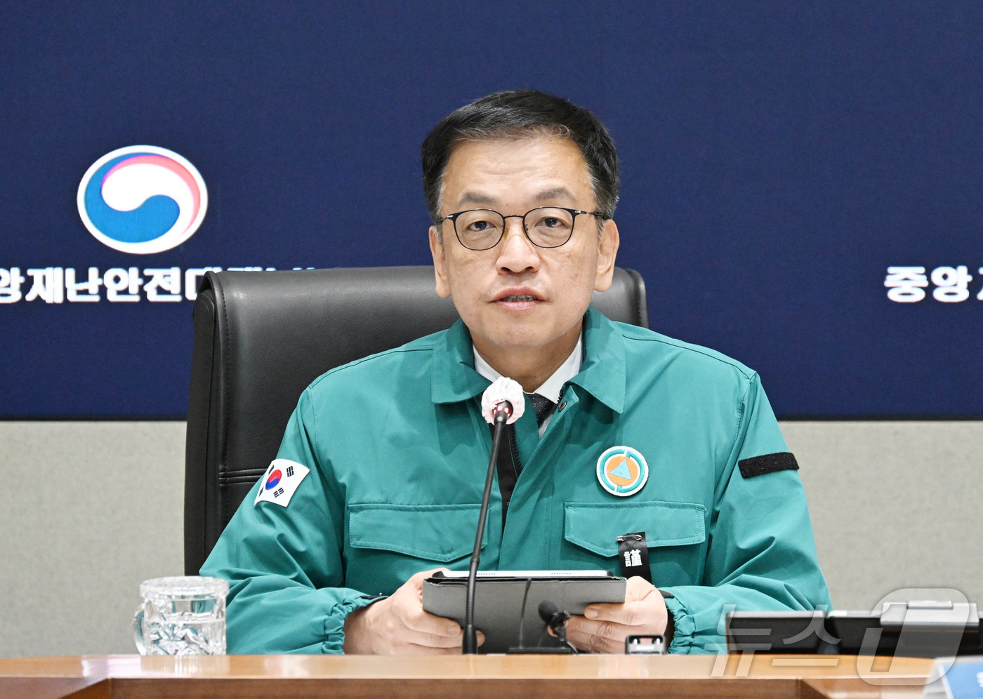 (서울=뉴스1) = 최상목 대통령 권한대행 부총리 겸 기획재정부 장관이 2일 오전 서울 종로구 정부서울청사에서 열린 제주항공 여객기 사고 중앙안전재난대책본부 회의에서 모두발언을 하 …