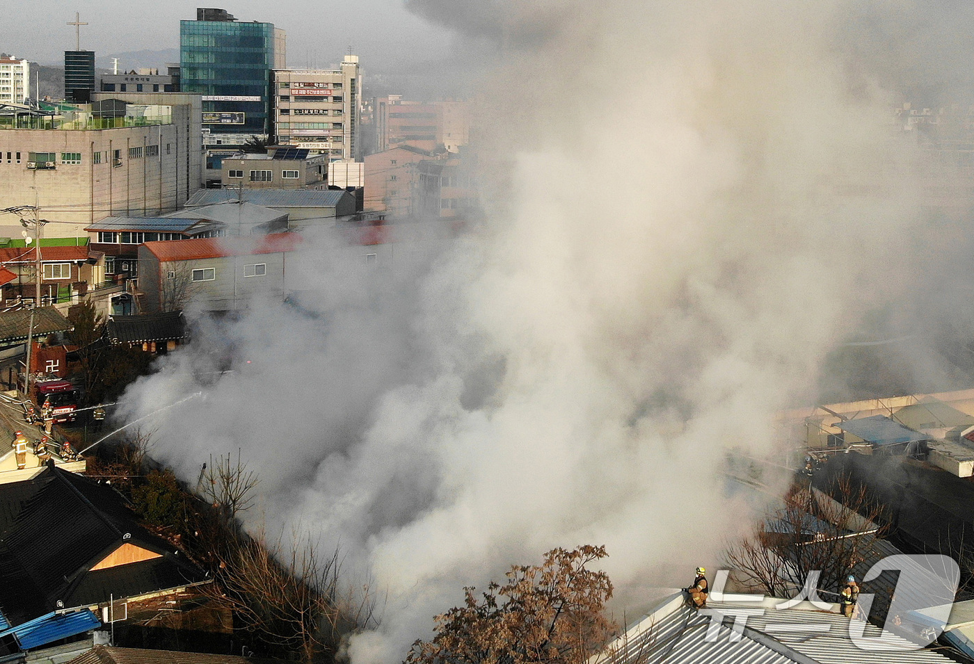 (대구=뉴스1) 공정식 기자 = 2일 오전 8시쯤 대구 달성군 화원읍 천내리 한 섬유공장에서 불이 나 현장에 출동한 소방관들이 치솟는 연기 속에서 진화작업을 벌이고 있다. 2025 …