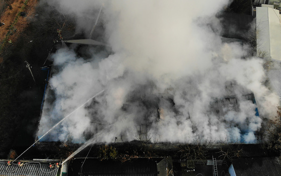 성주 선남면 섬유공장 제조시설 불…제직기·원단 태워