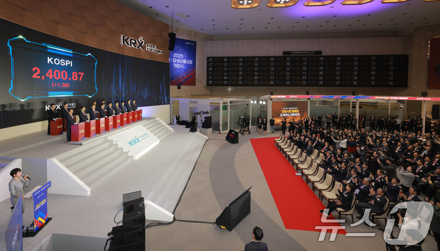 (서울=뉴스1) 송원영 기자 = 2일 오전 서울 여의도 한국거래소에서 열린 '2025 증권·파생상품시장 개장식'에서 정은보 한국거래소 이사장을 비롯한 참석자들이 증시 개장을 알리고 …