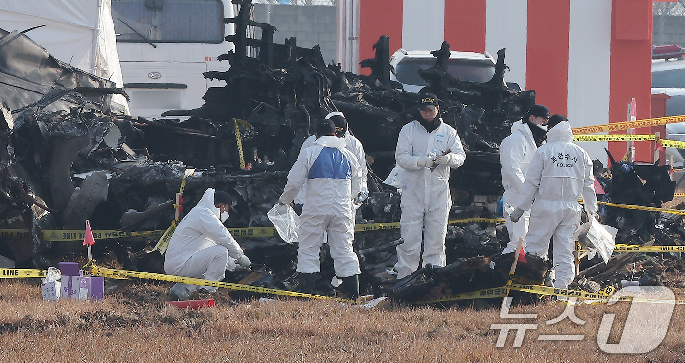 (무안=뉴스1) 김진환 기자 = 2일 전남 무안국제공항 제주항공 여객기 참사 현장에서 경찰 과학수사 대원들이 현장 감식을 하고 있다. 2025.1.2/뉴스1