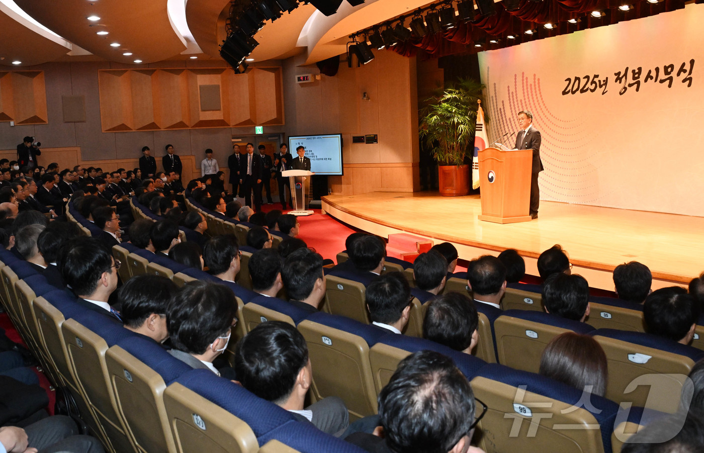 (서울=뉴스1) = 최상목 대통령 권한대행 부총리 겸 기획재정부 장관이 2일 오전 서울 종로구 정부서울청사에서 열린 '2025년 정부시무식'에서 신년사를 하고 있다. (기획재정부 …