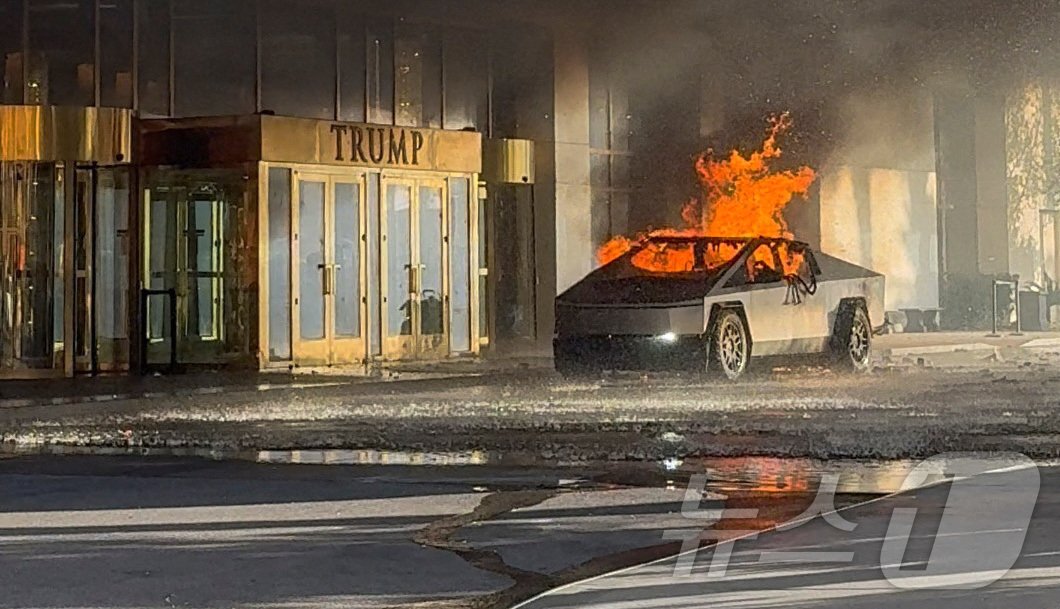 본문 이미지 - 1일&#40;현지시간&#41; 네바다주 라스베이거스 트럼프 호텔의 입구에 주차된 테슬라 사이버 트럭이 폭발해 불길에 휩싸여 있다. 2025.01.02 ⓒ 로이터=뉴스1 ⓒ News1 우동명 기자