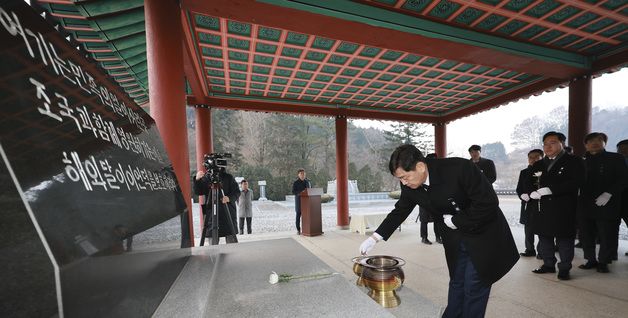 전주 군경묘지 찾아 참배하는 김관영 도지사