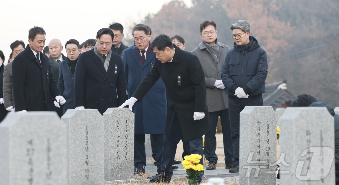 (전주=뉴스1) 유경석 기자 = 김관영 전북특별자치도지사가 2일 전북자치도 전주시 군경묘지를 찾아 2025년 을사년(乙巳年) 첫 일정으로 군경묘지 참배를 하고 있다. (전북특별자치 …