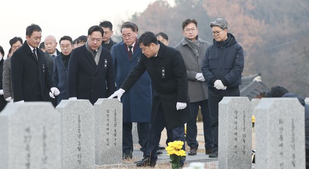 전주 군경묘지 묘역 살피는 김관영 도지사