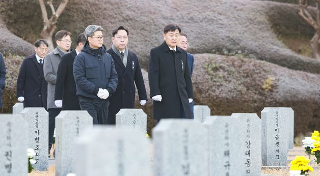 전주 군경묘지 방문한 김관영 전북도지사