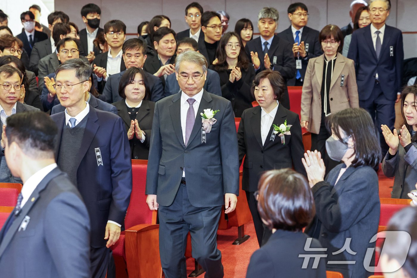 문형배 헌법재판소장 대행과 조한창, 정계선 신임 헌법재판관을 비롯한 재판관들이 2일 오전 서울 종로구 헌법재판소에서 열린 &#39;조한창·정계선 헌법재판관 취임식&#39;에 참석하고 있다. 2025.1.2/뉴스1 ⓒ News1 민경석 기자