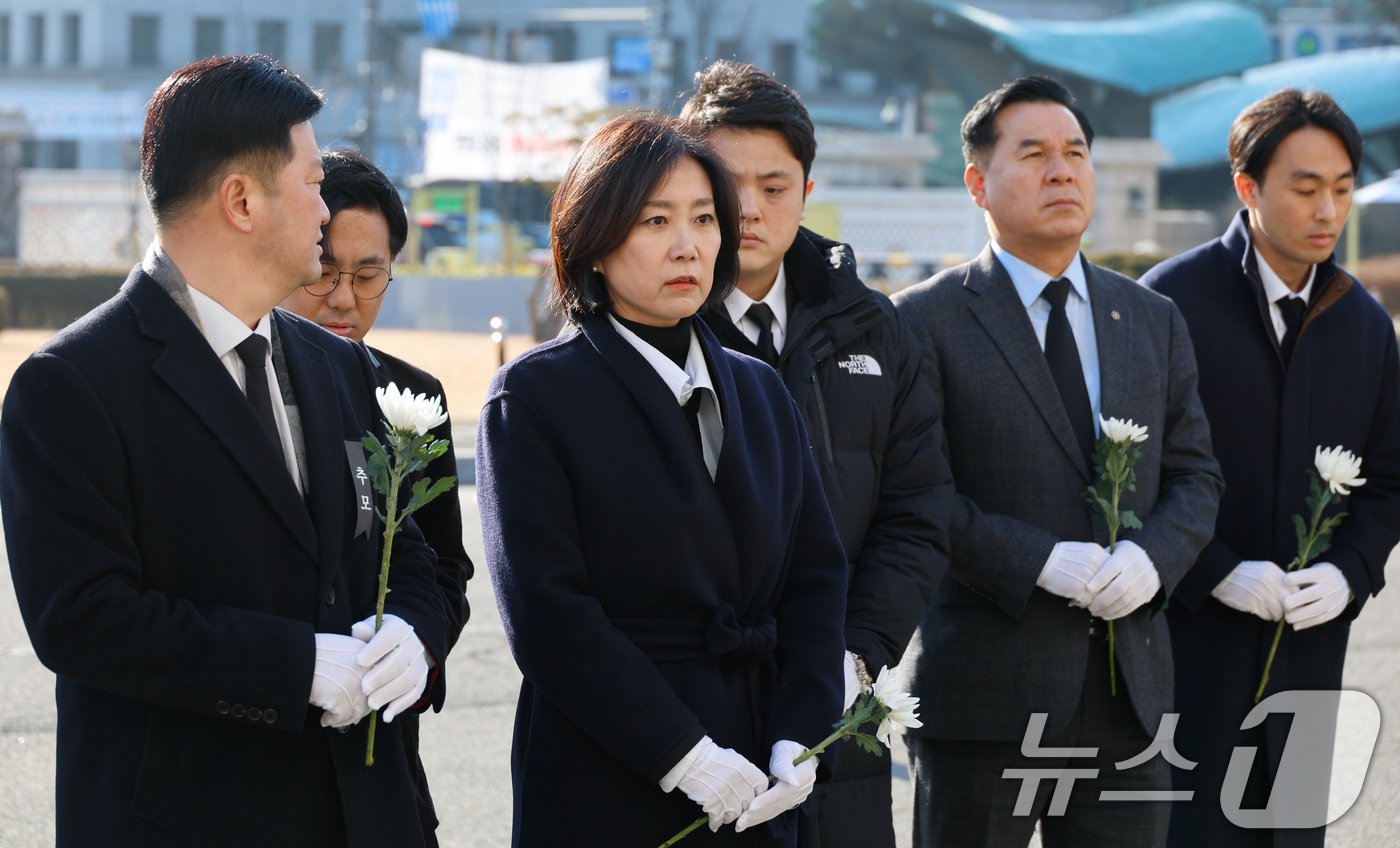 (서울=뉴스1) 안은나 기자 = 허은아 개혁신당 대표가 2일 서울 여의도 국회에 마련된 12월 29일 여객기 사고 희생자 합동 분향소에서 무안 제주항공 여객기 참사 희생자를 위해 …