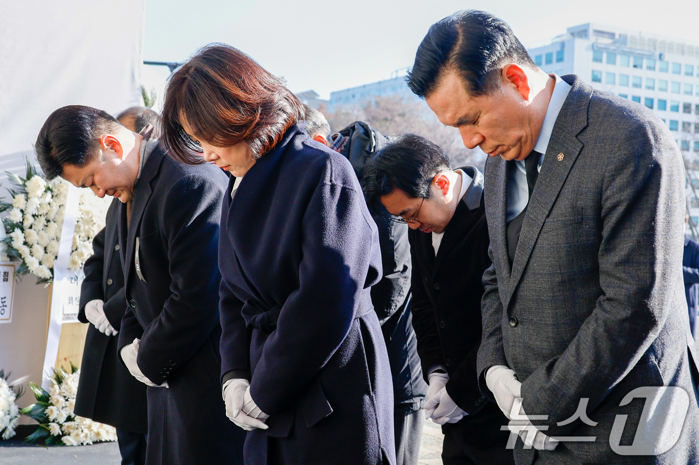 (서울=뉴스1) 안은나 기자 = 허은아 개혁신당 대표가 2일 서울 여의도 국회에 마련된 12월 29일 여객기 사고 희생자 합동 분향소에서 무안 제주항공 여객기 참사 희생자를 위해 …