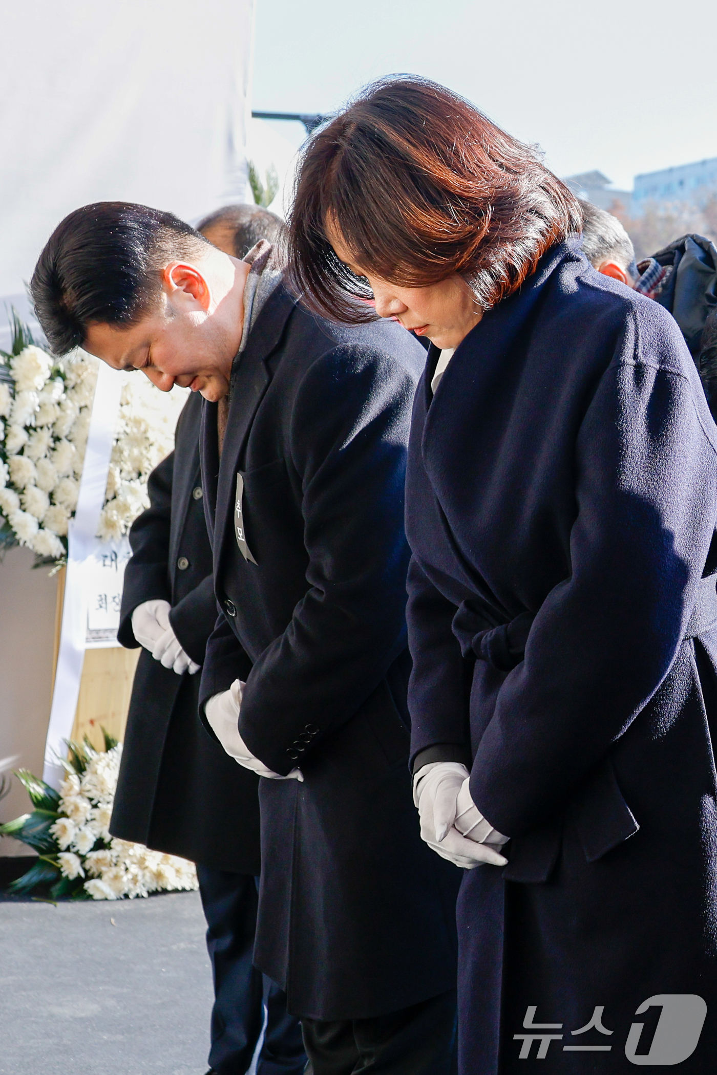 (서울=뉴스1) 안은나 기자 = 허은아 개혁신당 대표가 2일 서울 여의도 국회에 마련된 12월 29일 여객기 사고 희생자 합동 분향소에서 무안 제주항공 여객기 참사 희생자를 위해 …