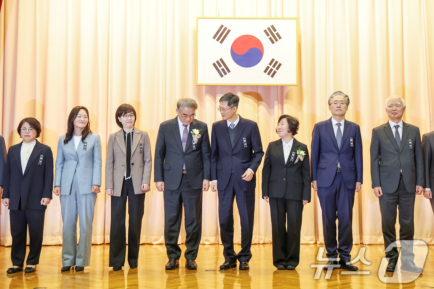 (서울=뉴스1) 민경석 기자 = 문형배 헌법재판소장 대행(왼쪽 다섯 번째)이 2일 오전 서울 종로구 헌법재판소에서 열린 '조한창·정계선 헌법재판관 취임식'에서 기념촬영을 마친 뒤 …