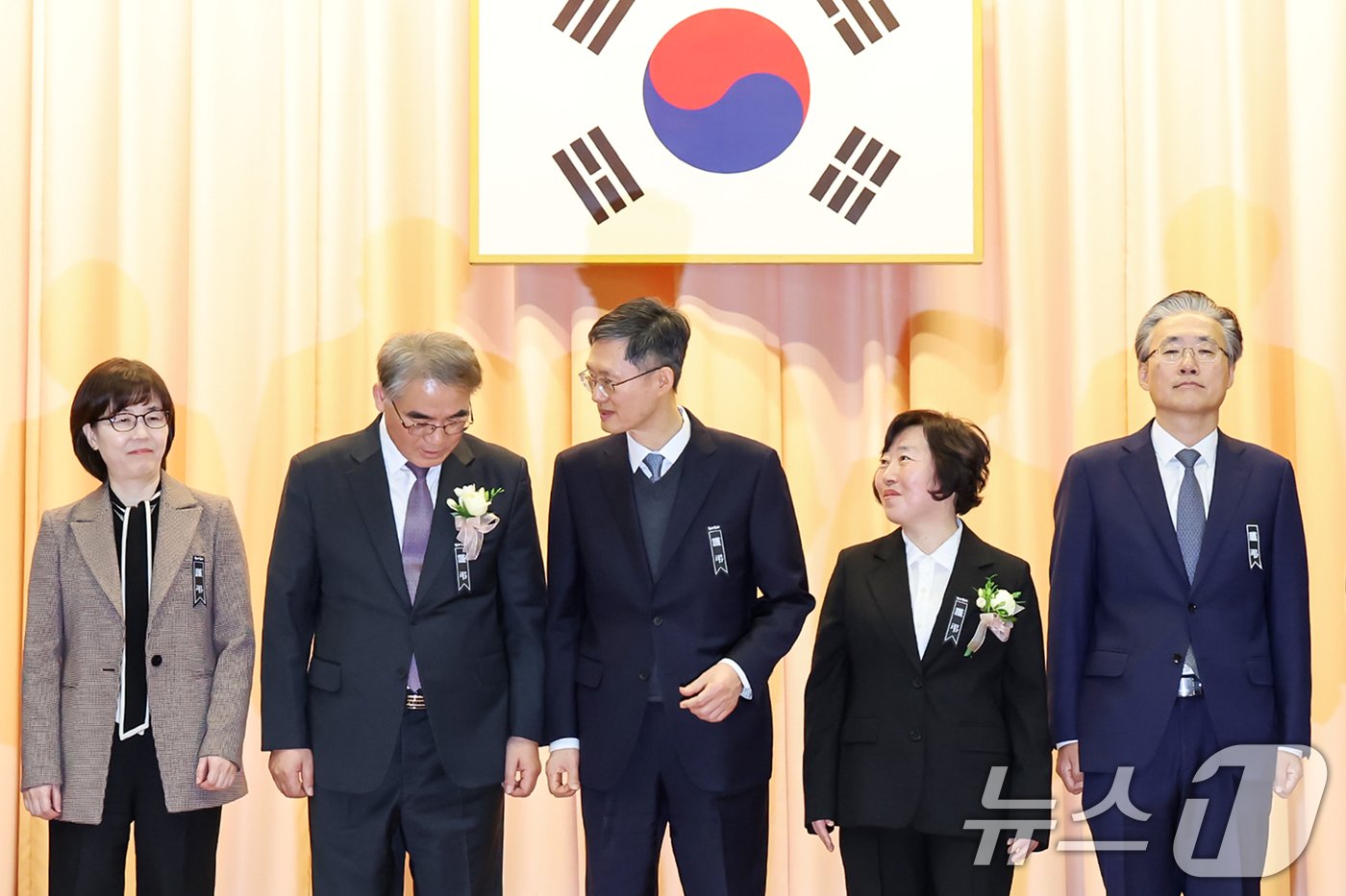 문형배 헌법재판소장 대행&#40;왼쪽 세 번째&#41;이 2일 오전 서울 종로구 헌법재판소에서 열린 &#39;조한창·정계선 헌법재판관 취임식&#39;에서 기념촬영을 마친 뒤 조한창 재판관과 대화를 나누고 있다. 왼쪽부터 김복형, 정정미, 이미선, 조한창 헌법재판관, 문형배 대행, 정계선, 김형두, 정형식 헌법재판관. 2025.1.2/뉴스1 ⓒ News1 민경석 기자