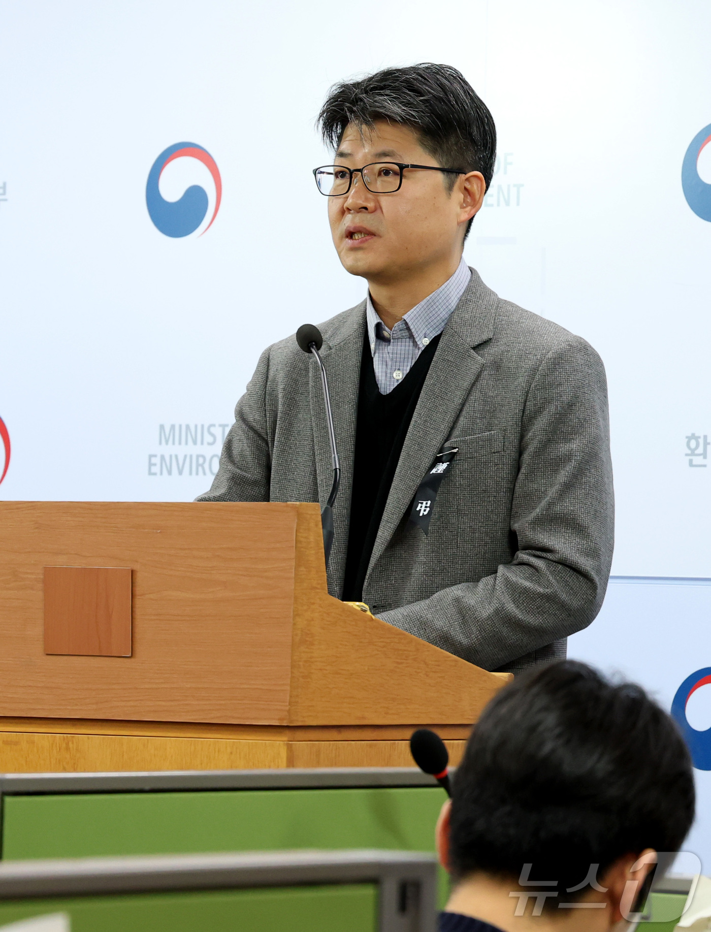 (세종=뉴스1) 김기남 기자 = 오일영 환경부 대기환경정책관이 2일 세종시 정부세종청사에서 2025년도 전기차 구매보조금 개편 방안 행정예고 내용을 발표하고 있다.2025년도 전기 …