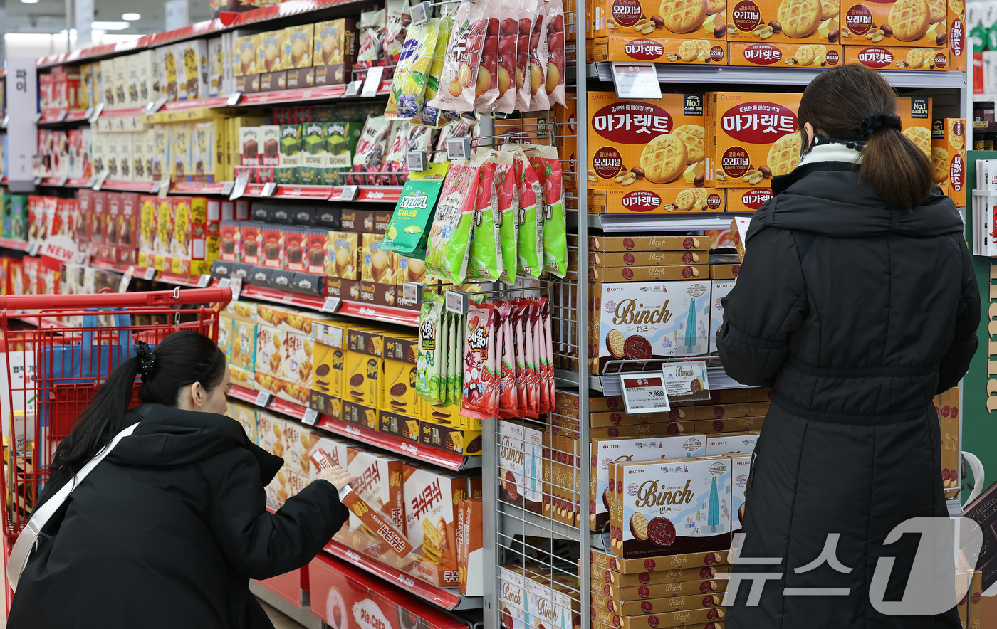 (서울=뉴스1) 임세영 기자 = 글로벌 시장에서 K컬처의 인기에 힘입어 지난해 우리나라 과자와 음료 수출액 합계가 2조원을 넘어설 것으로 보인다.1일 관세청 통계에 따르면 지난해 …