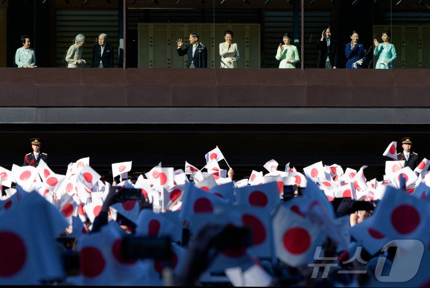본문 이미지 - 나루히토 일왕과 마사코 왕비, 아이코 공주가 2일(현지시간) 도쿄 왕궁 발코니에서 신년 축하 행사에 참석 중 손을 흔들고 있다. 2025.01.02 ⓒ AFP=뉴스1 ⓒ News1 우동명 기자