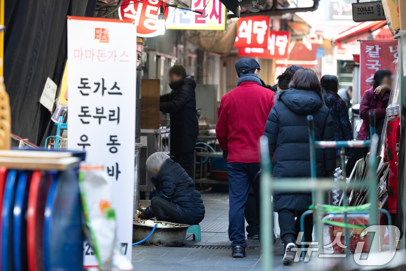 서울 중구 남대문시장에서 상인들이 장사를 준비하고 있다. 2025.1.2/뉴스1 ⓒ News1 이승배 기자