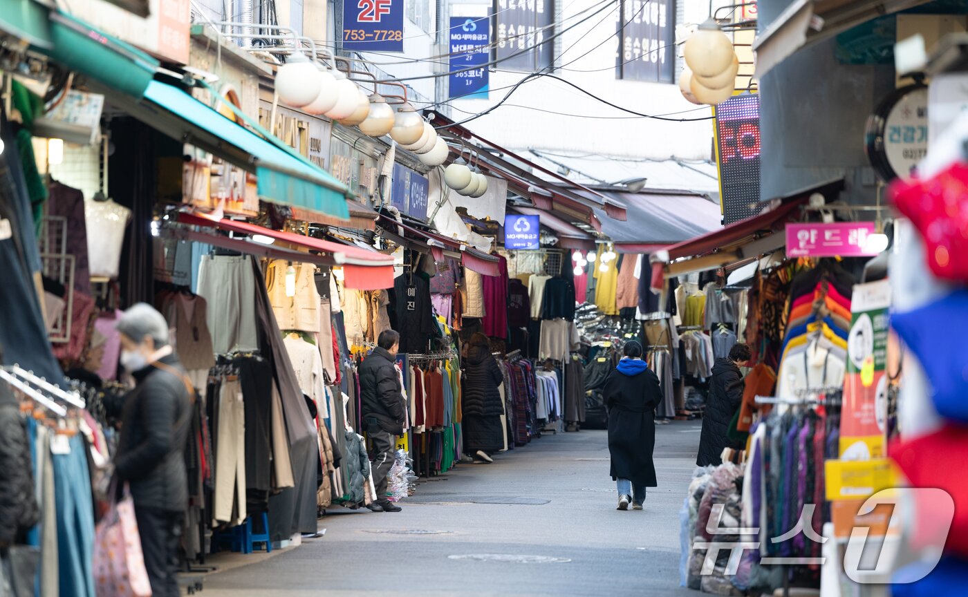 본문 이미지 - 서울 중구 한 전통시장의 상인들이 손님을 기다리고 있다. /뉴스1 ⓒ News1 이승배 기자