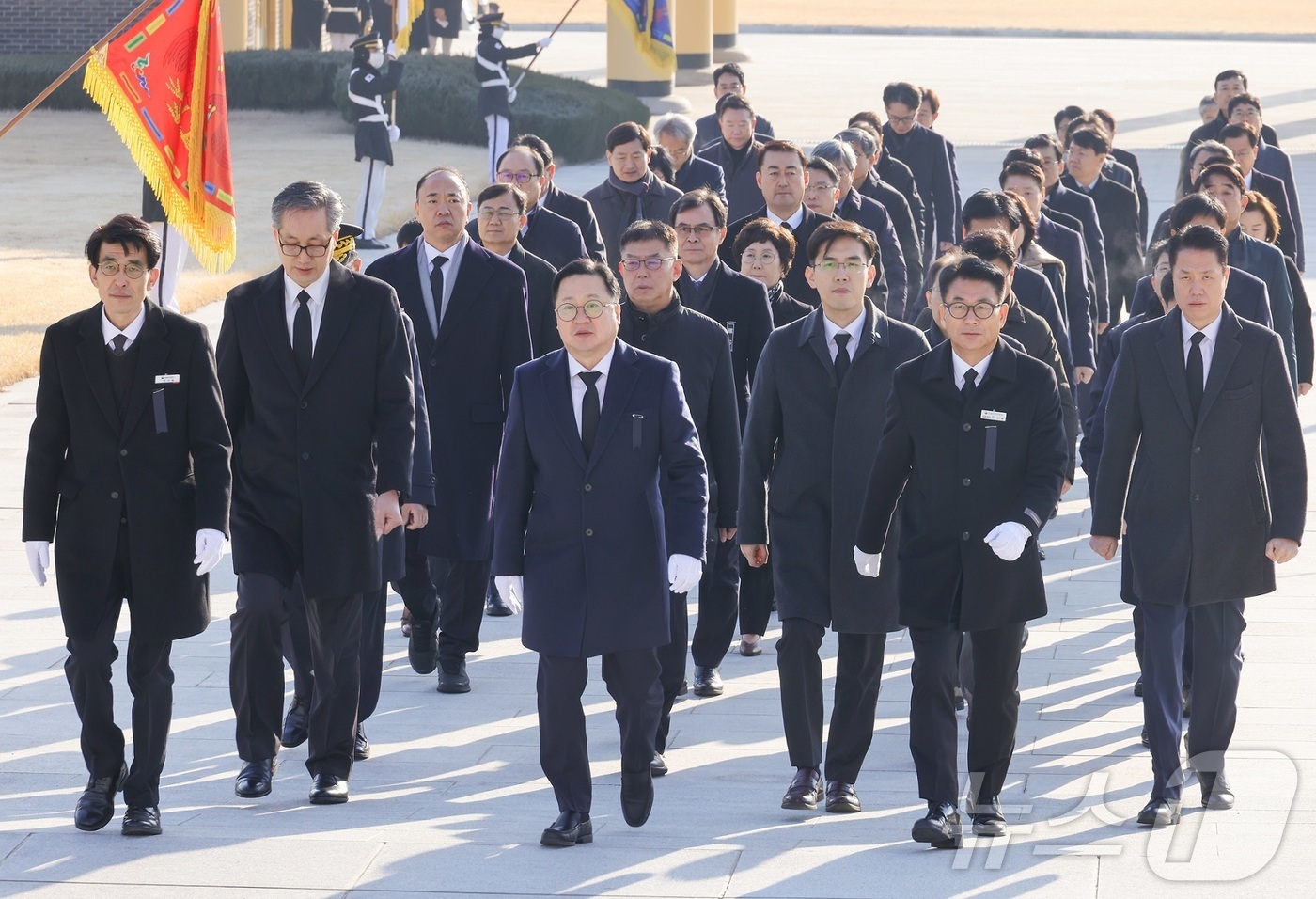 (대전=뉴스1) 김기태 기자 = 이장우 대전시장이 2일 시 간부공무원, 공사공단 및 출연기관장 50여 명과 함께 국립대전현충원에서 참배하기 위해 현충탑으로 이동하고 있다.(대전시 …