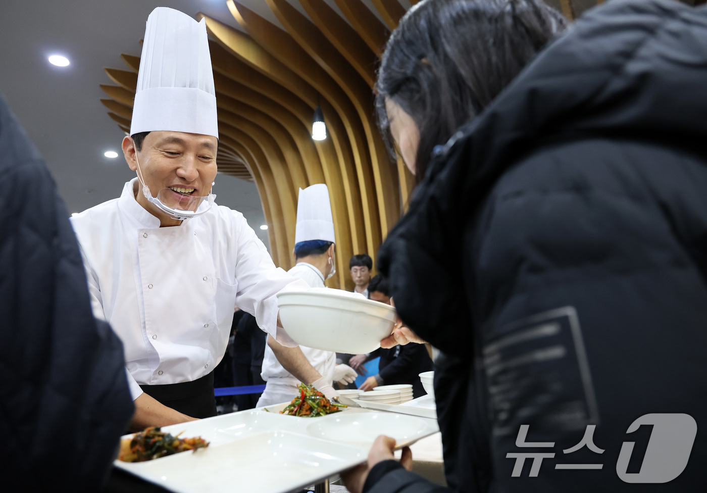 (서울=뉴스1) 이동해 기자 = 오세훈 서울시장이 2일 서울시청 구내식당에서 을사년 새해를 맞아 직원들에게 떡국 배식을 하고 있다. 2025.1.2/뉴스1