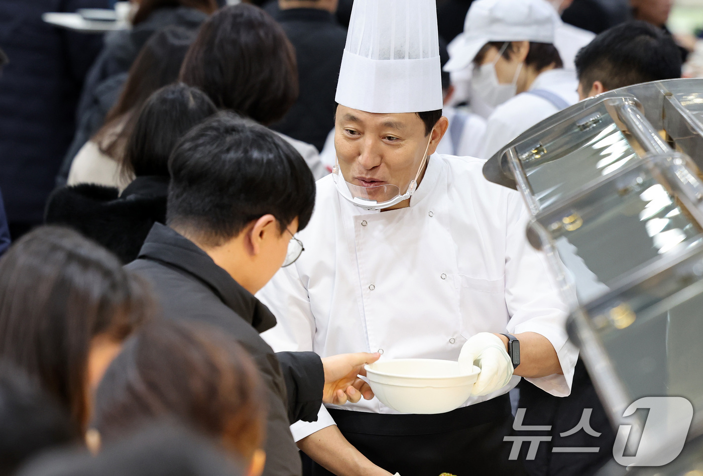 (서울=뉴스1) 이동해 기자 = 오세훈 서울시장이 2일 서울시청 구내식당에서 을사년 새해를 맞아 직원들에게 떡국 배식을 하고 있다. 2025.1.2/뉴스1