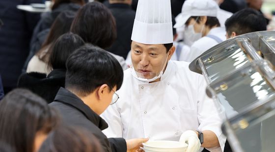 을사년 새해 맞아 떡국 배식하는 오세훈 서울시장