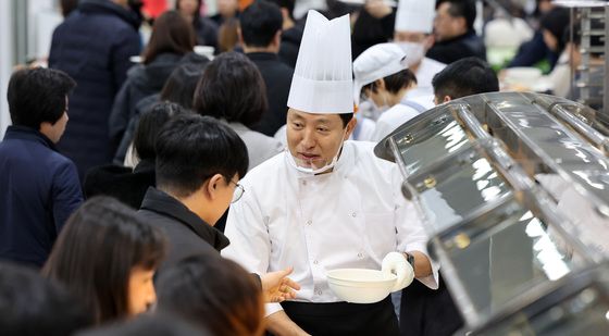 신년 떡국 배식 나누는 오세훈 서울시장