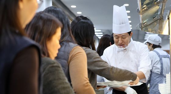 오세훈 서울시장, 신년 맞아 직원식당서 떡국 배식