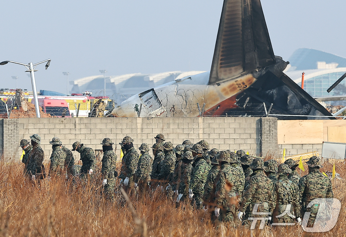 (무안=뉴스1) 김진환 기자 = 2일 전남 무안국제공항 제주항공 여객기 참사 현장에서 특전사 군인들이 현장 수색을 하고 있다. 2025.1.2/뉴스1