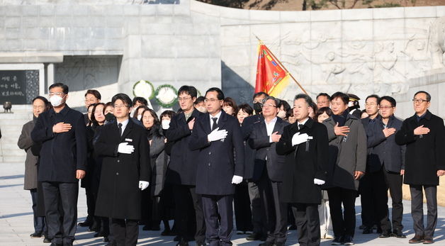 박희조 대전 동구청장 현충원 참배