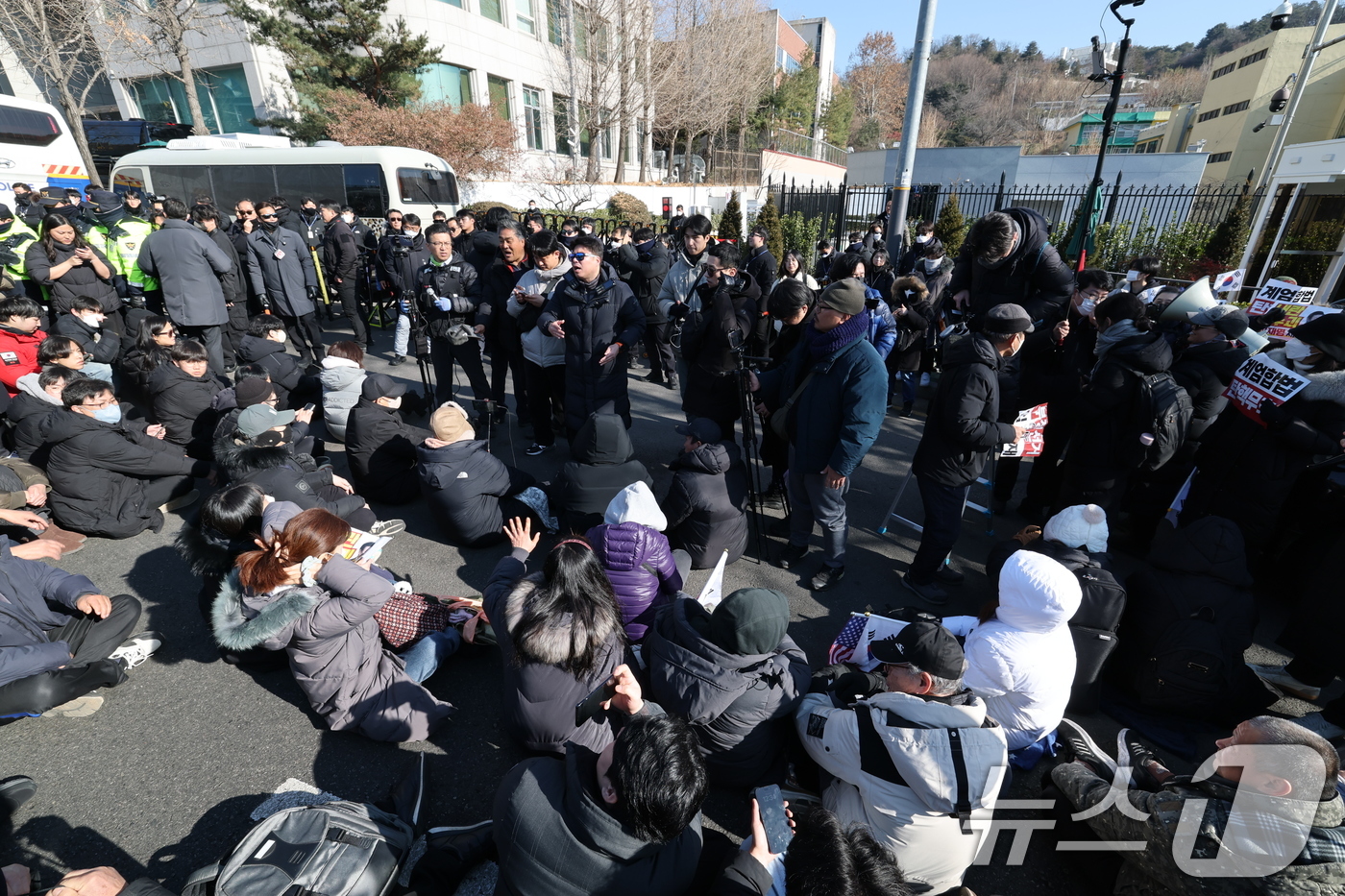 (서울=뉴스1) 박세연 기자 = 2일 서울 용산구 윤석열 대통령 관저 입구 앞에서 보수단체 회원 및 윤 대통령 지지자들이 농성을 하고 있다.공수처는 '12·3 비상계엄 사태'로 내 …