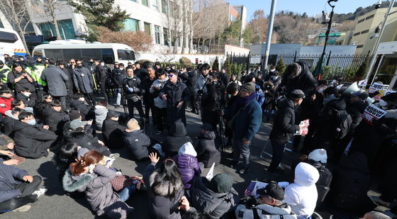 윤대통령 관저 앞 농성 돌입한 지지자들