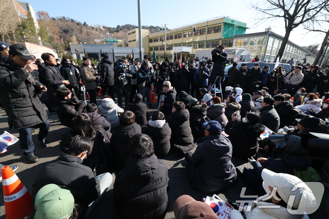 (서울=뉴스1) 박세연 기자 = 2일 서울 용산구 윤석열 대통령 관저 입구 앞에서 보수단체 회원 및 윤 대통령 지지자들이 농성을 하고 있다.공수처는 '12·3 비상계엄 사태'로 내 …